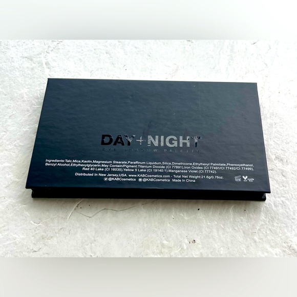NEW! Kab Cosmetics Day + Night 18 Pan Eyeshadow Palette 21.6g/0.76oz Full Size - Picture 9 of 9